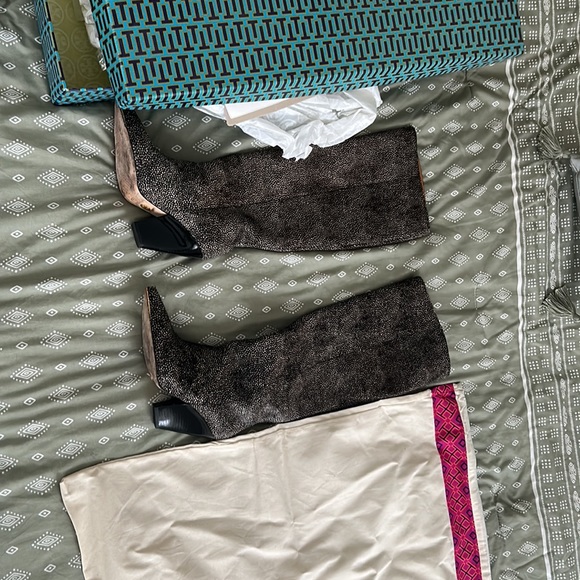 Gorgeous Tory boots - Picture 2 of 8